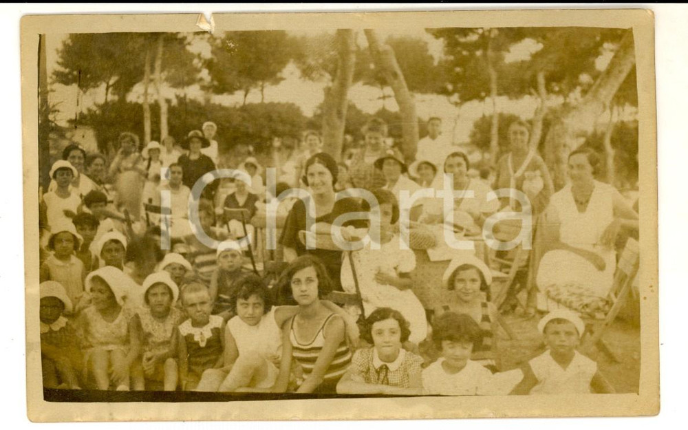Fotografia d epoca originale 1930 ca AREA TOSCANA Bambine di una colonia a un picnic in pineta Foto FP 1