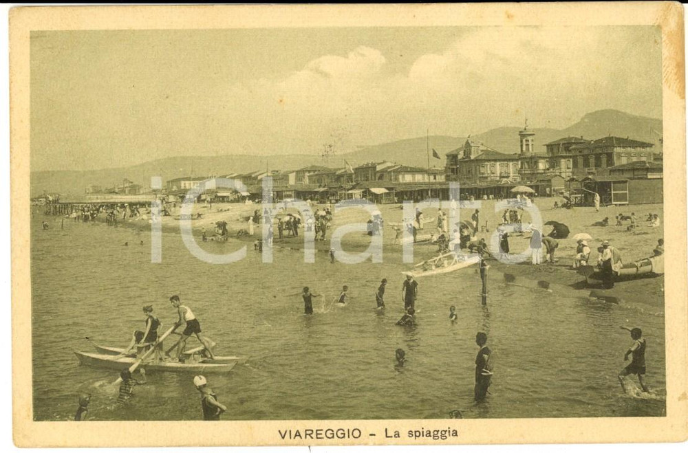 Cartolina originale da collezione 1930 ca VIAREGGIO LU Spiaggia con bagnanti e barche a remi Cartolina ANIMATA 1