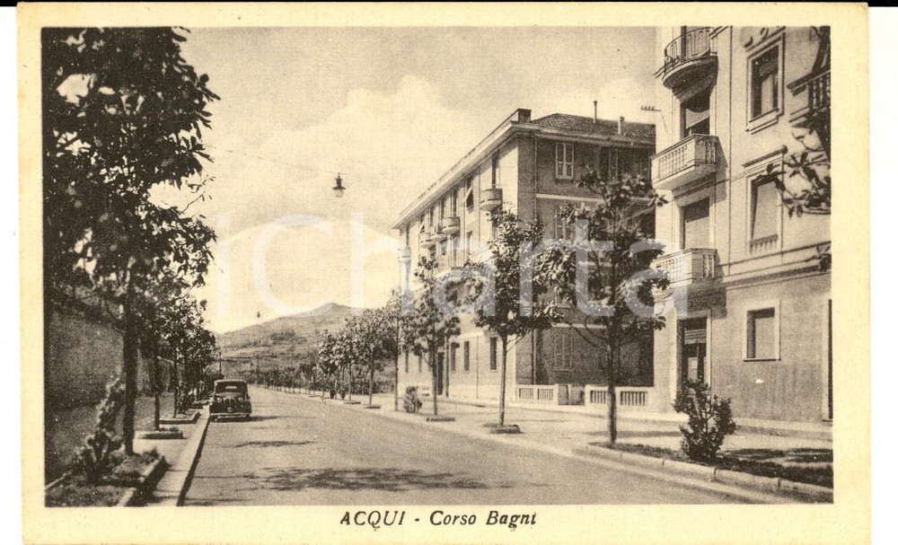 Cartolina originale da collezione 1930 ca ACQUI TERME AL Corso Bagni Cartolina ANIMATA con automobile 1