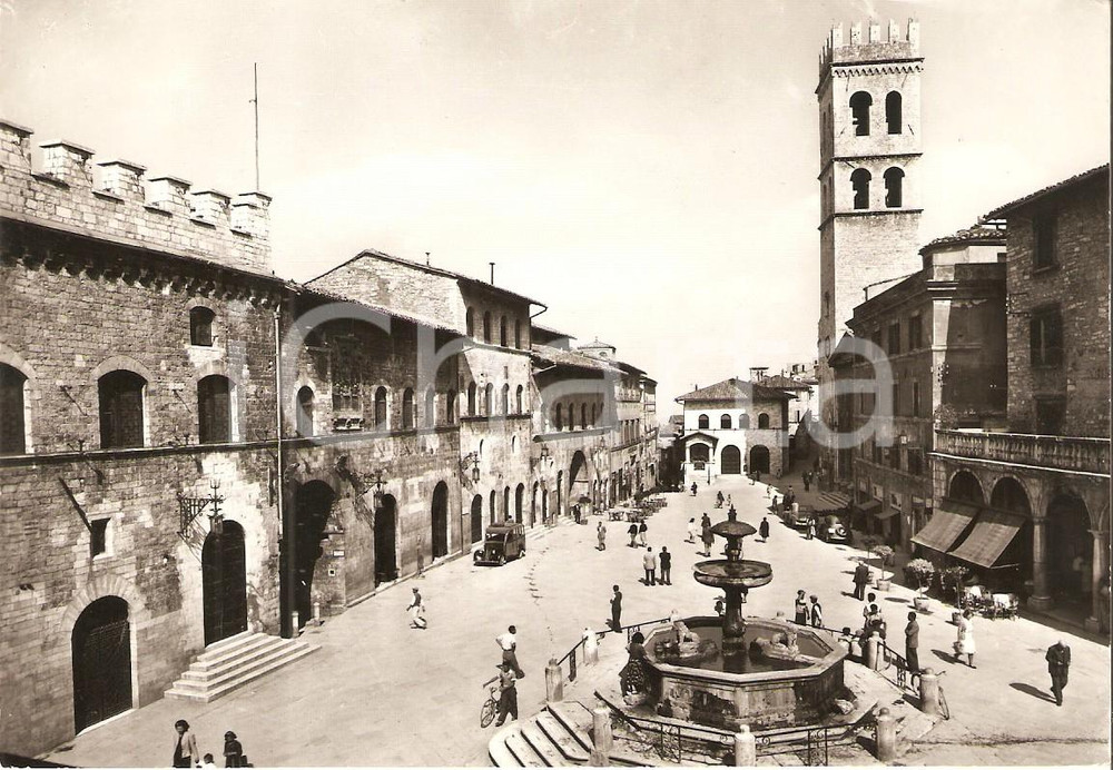 Cartolina originale da collezione 1971 ASSISI PG Piazza del Comune ANIMATA Cartolina FG VG 1