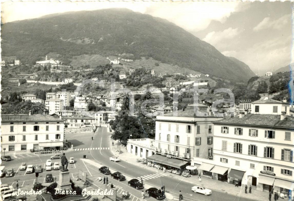 Cartolina originale da collezione 1963 SONDRIO Piazza GARIBALDI con orologeria  e CaffÃ¨ MOTTA *DANNEGGIATA 1
