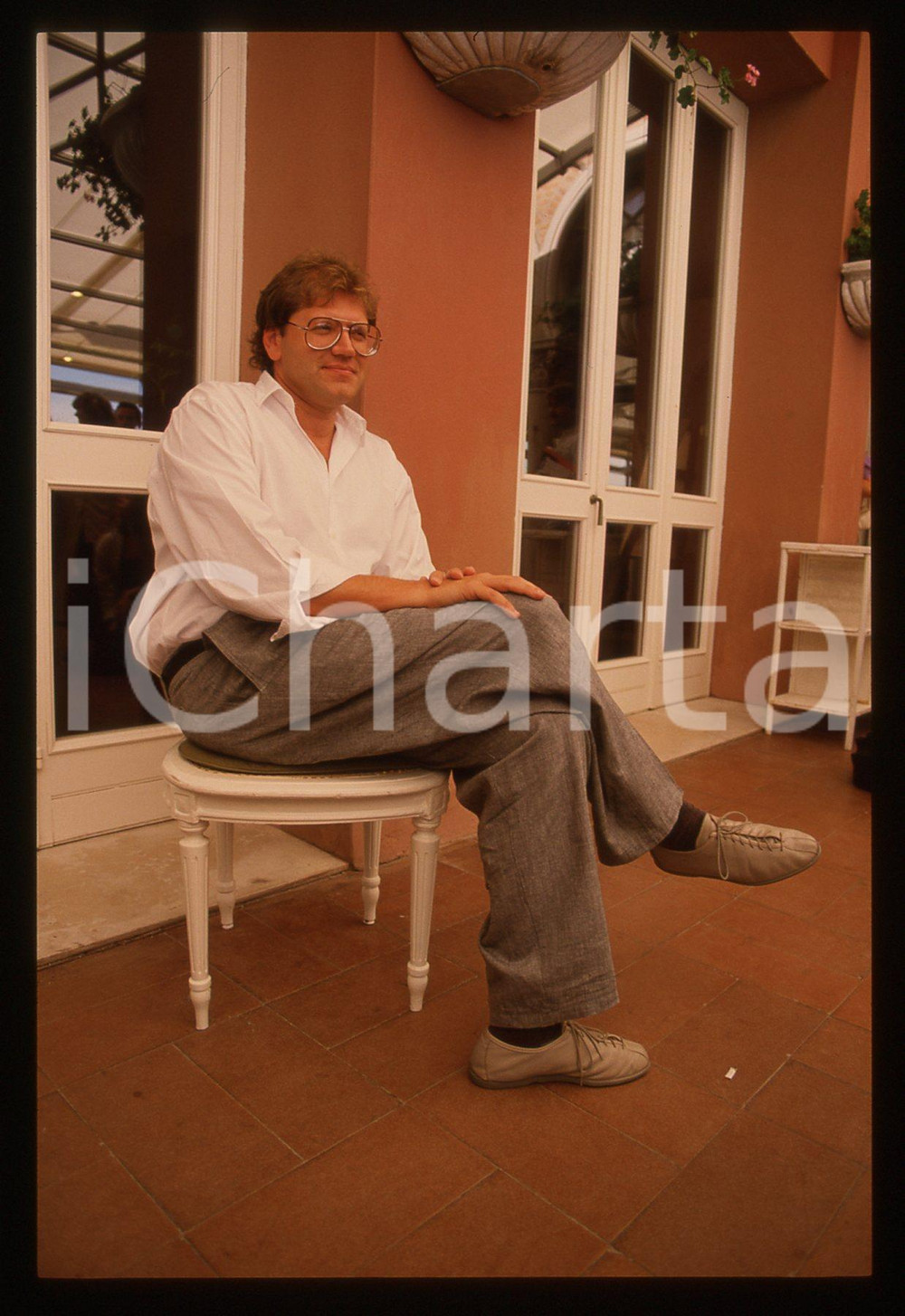 35mm vintage slide* 1988 VENEZIA Robert ZEMECKIS Ritratto del regista (10)  Diapositiva d'epoca, in formato 35 mm.CONDIZIONI: GOOD   Tutti i diritti riservati.E' severamente vietata la riproduzione. ICharta mette in vendita, sul negozio eBay e in esclusiva sul sito "icharta" il proprio archivio composto da numerose diapositive e negativi fotografici d'epoca, tutti originali e autentici, che attraversano la storia del costume italiano tra gli la fine degli anni Sessanta e Novanta.Si tratta di uno sguardo inedito sull'attualit&agrave;, la politica, la vita quotidiana, il gossip e la cultura, che fotografa il cambiamento della nazione in quest'ultimo scorcio del XX secolo. Un'occasione unica per il mercato del collezionismo, che vede finalmente disponibile un archivio eccezionale per vastit&agrave;, tematiche e condizioni, in un settore (il negativo fotografico e la diapositiva) di assoluta novit&agrave; e dalle interessanti prospettive di investimento.  originale e autentica 1
