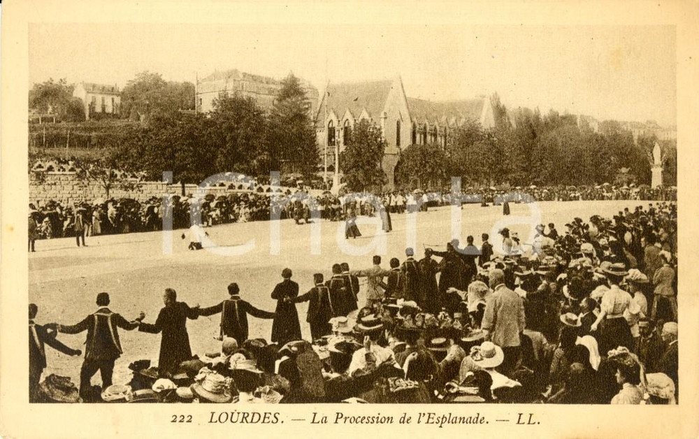 Cartolina originale da collezione 1940 ca LOURDES (FRANCE) La procession de l'Esplanade *Cartolina FP NV 1