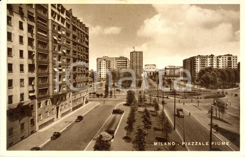Cartolina originale da collezione 1949 MILANO Veduta di Piazzale FIUME Cartolina ANIMATA con auto FP VG 1