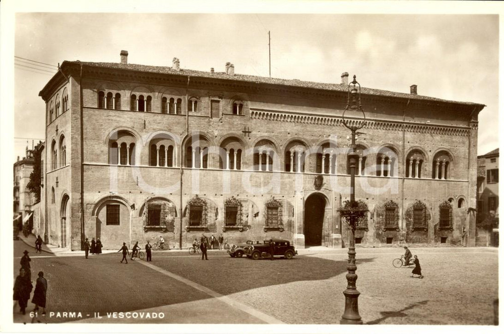 Cartolina originale da collezione 1938 PARMA Auto in sosta davanti al VESCOVADO Cartolina ANIMATA FP NV 1