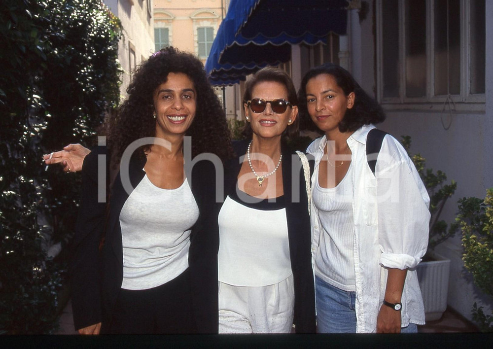 35mm vintage slide* 1997 VIAREGGIO Rachida KRIM Claudia CARDINALE Ritratto (1)  Diapositiva d'epoca, in formato 35 mm.  CONDIZIONI: GOOD Tutti i diritti riservati.E' severamente vietata la riproduzione. ICharta mette in vendita, sul negozio eBay e in esclusiva sul sito "icharta" il proprio archivio composto da numerose diapositive e negativi fotografici d'epoca, tutti originali e autentici, che attraversano la storia del costume italiano tra gli la fine degli anni Sessanta e Novanta.Si tratta di uno sguardo inedito sull'attualit&agrave;, la politica, la vita quotidiana, il gossip e la cultura, che fotografa il cambiamento della nazione in quest'ultimo scorcio del XX secolo. Un'occasione unica per il mercato del collezionismo, che vede finalmente disponibile un archivio eccezionale per vastit&agrave;, tematiche e condizioni, in un settore (il negativo fotografico e la diapositiva) di assoluta novit&agrave; e dalle interessanti prospettive di investimento.  originale e autentica 1