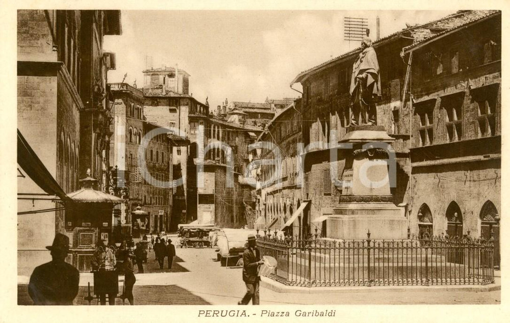 Cartolina originale da collezione 1940 ca PERUGIA Piazza GARIBALDI con monumento e passanti *Cartolina FP NV 1