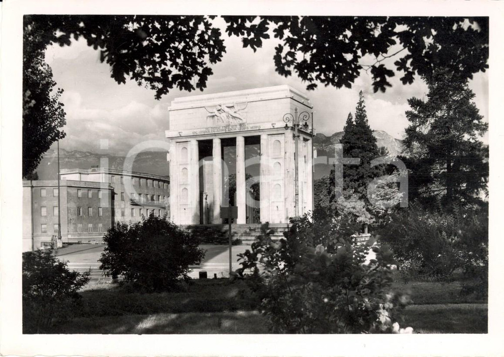 Cartolina originale da collezione 1955 BOLZANO Veduta del Monumento alla VITTORIA Cartolina FG VG 1