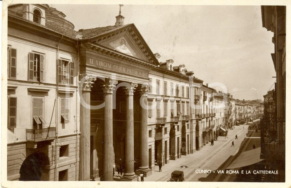 Cartolina originale da collezione 1934 CUNEO Via ROMA con auto e passanti e la cattedrale *Cartolina FP VG 1