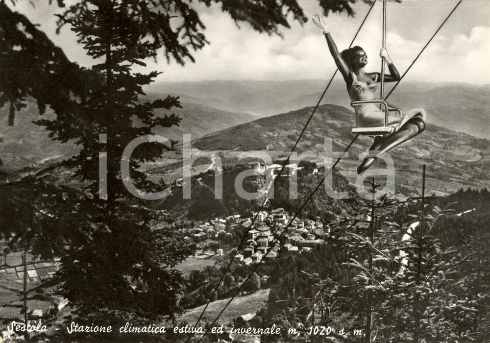 Cartolina originale da collezione 1950 ca SESTOLA (MO) Pin-up saluta dalla seggiovia Cartolina Fotomontaggio FG VG 1