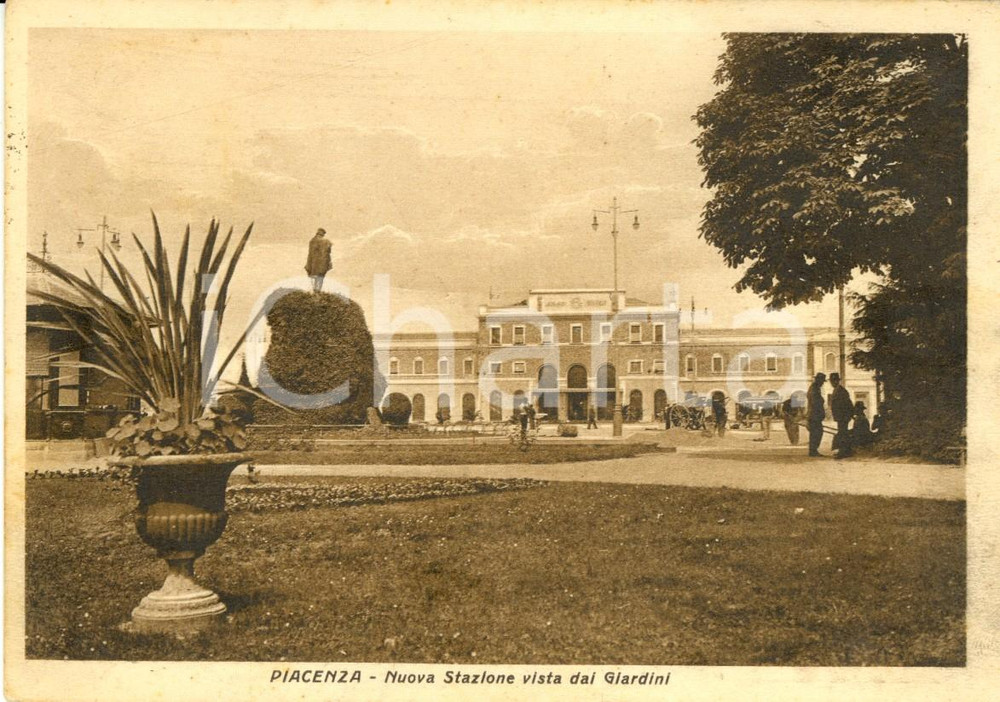 Cartolina originale da collezione 1934 PIACENZA Nuova stazione vista dai Giardini Cartolina ANIMATA FG VG 1