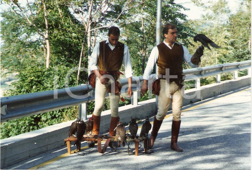 Fotografia d'epoca originale 1994 SERRA SANT'ABBONDIO (PU) Falconieri al PALIO DELLA ROCCA *Foto 1