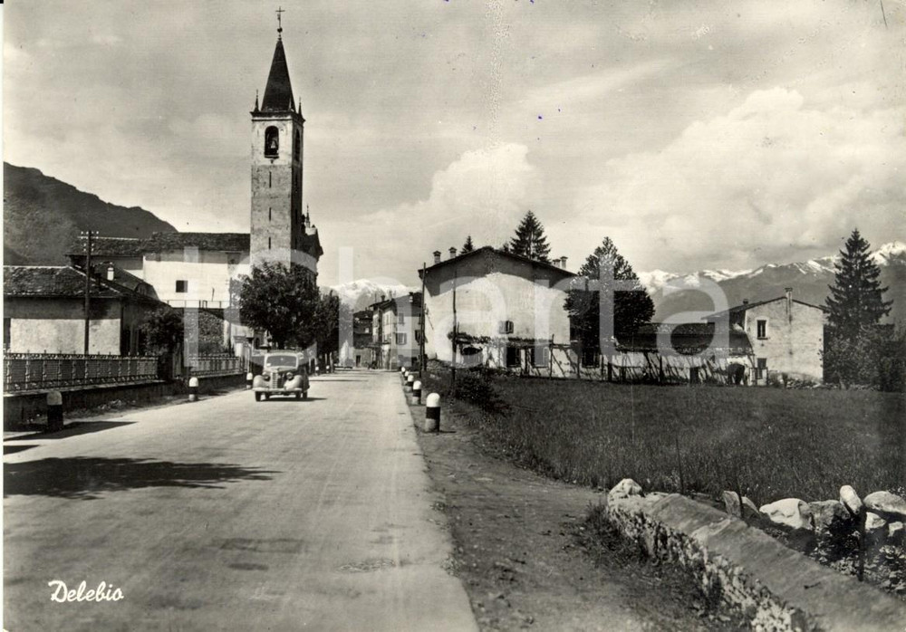 Cartolina originale da collezione 1952 DELEBIO SO Strada di accesso al paese Cartolina ANIMATA con auto FG VG 1