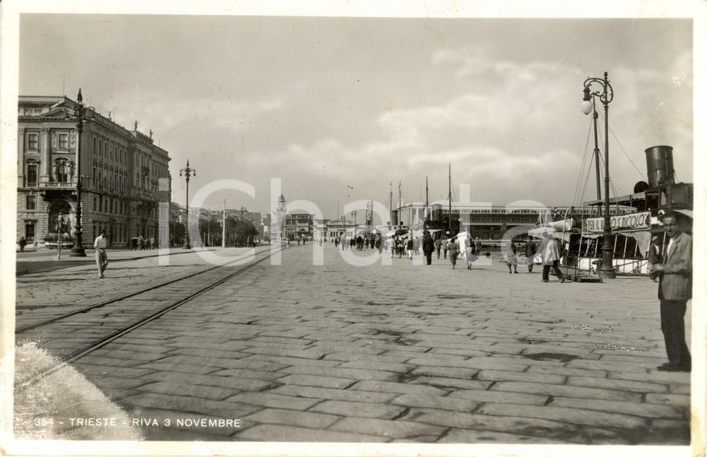 Cartolina originale da collezione 1940 TRIESTE Riva 3 NOVEMBRE con molo e navi ormeggiate Cartolina ANIMATA FP VG 1