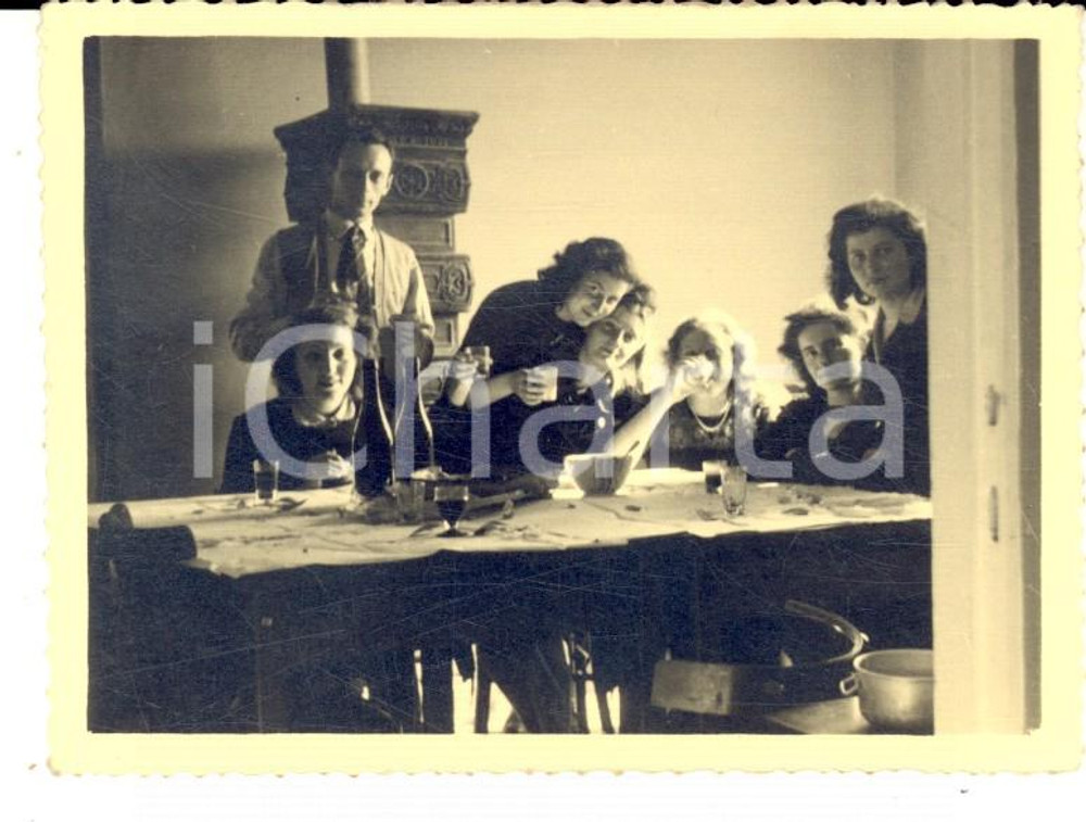 Fotografia d epoca originale 1945 AREA LOMBARDA Festa casalinga di CARNEVALE Foto VINTAGE 9x7 1