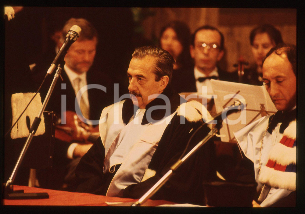 35mm vintage slide* 1988 UNIVERSITA' BOLOGNA Raul Ricardo ALFONSIN Ritratto 44  Diapositiva d'epoca, in formato 35 mm. La diapositiva ritrae il rettore Fabio Alberto Roversi Monaco e il presidente argentino Raul Ricardo Alfonsin, insignito della laurea honoris causa in giurisprudenza dall'Universit&agrave; di Bologna il 22 novembre 1988.CONDIZIONI: GOOD  Tutti i diritti riservati.E' severamente vietata la riproduzione. ICharta mette in vendita, sul negozio eBay e in esclusiva sul sito "icharta" il proprio archivio composto da numerose diapositive e negativi fotografici d'epoca, tutti originali e autentici, che attraversano la storia del costume italiano tra gli la fine degli anni Sessanta e Novanta.Si tratta di uno sguardo inedito sull'attualit&agrave;, la politica, la vita quotidiana, il gossip e la cultura, che fotografa il cambiamento della nazione in quest'ultimo scorcio del XX secolo. Un'occasione unica per il mercato del collezionismo, che vede finalmente disponibile un archivio eccezionale per vastit&agrave;, tematiche e condizioni, in un settore (il negativo fotografico e la diapositiva) di assoluta novit&agrave; e dalle interessanti prospettive di investimento.  originale e autentica 1