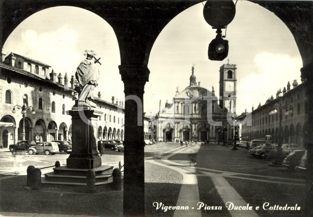 Cartolina originale da collezione 1958 VIGEVANO (PV) Piazza DUCALE con auto parcheggiate e cattedrale *Cartolina 1