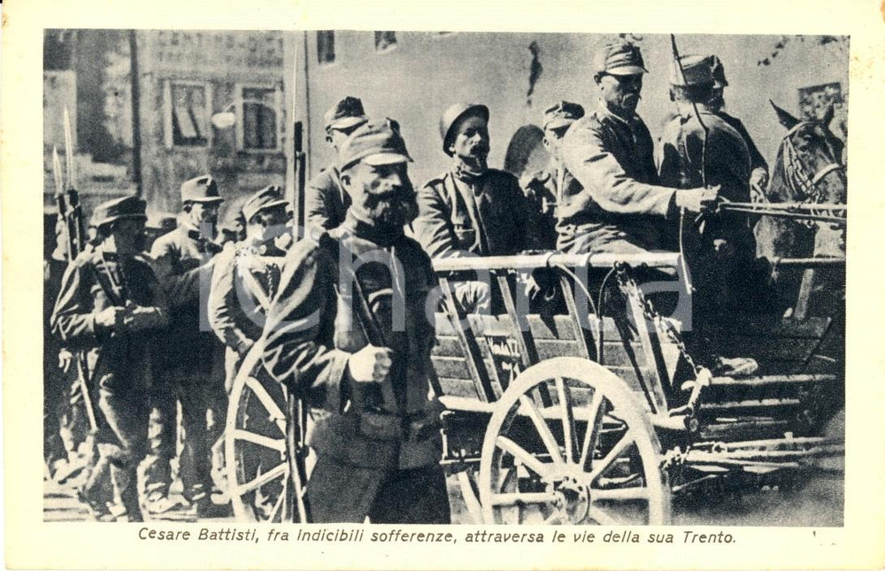 Cartolina originale da collezione 1930 ca CESARE BATTISTI per vie di TRENTO prima dell esecuzione Cartolina FP NV 1
