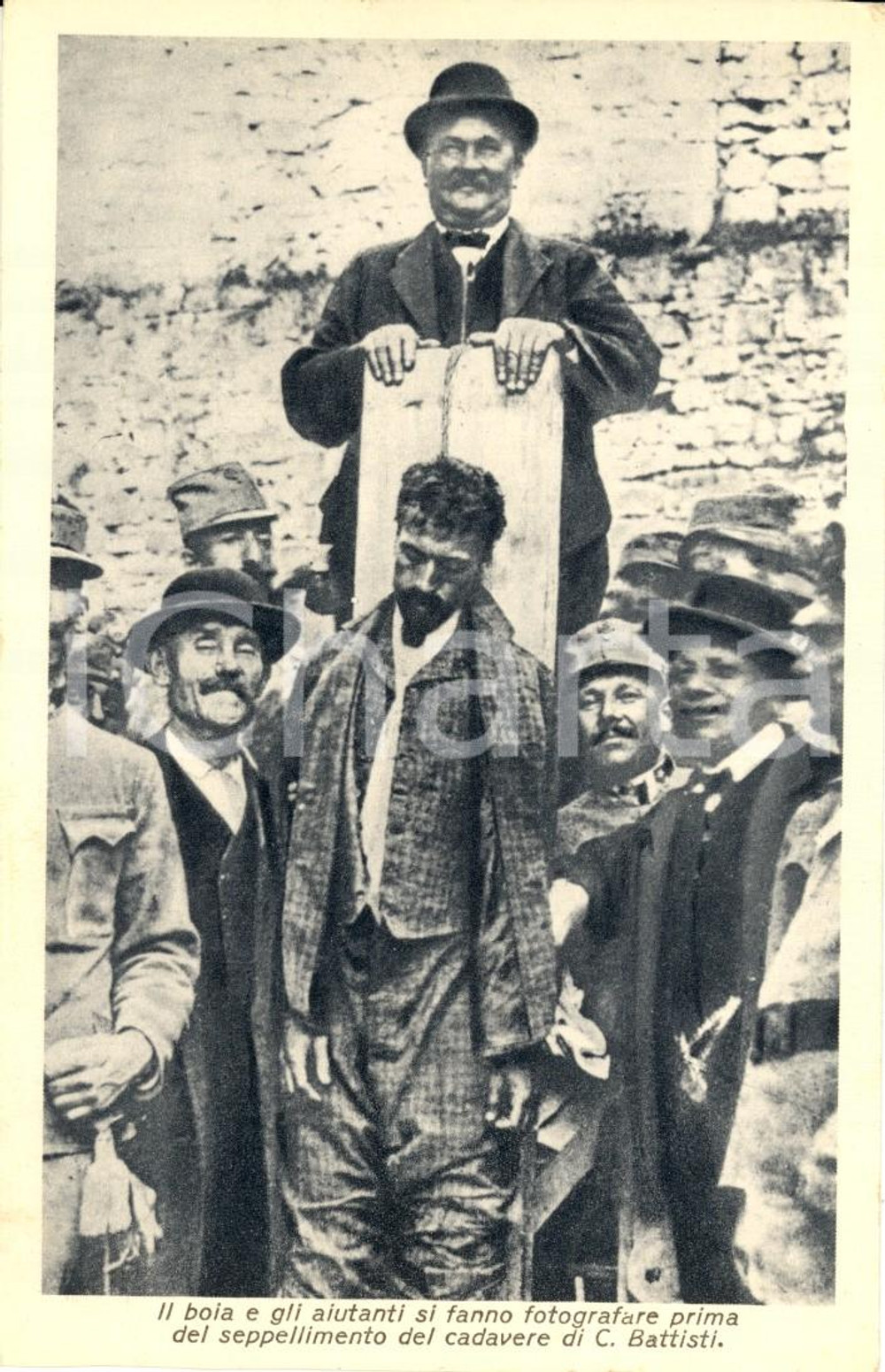Cartolina originale da collezione 1930 ca Cadavere CESARE BATTISTI con boia e ufficiali Austriaci *Cartolina FP NV 1