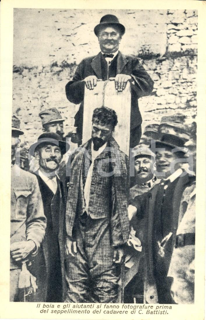 Cartolina originale da collezione 1930 ca Cadavere CESARE BATTISTI con boia e ufficiali Austriaci Cartolina FP NV 1