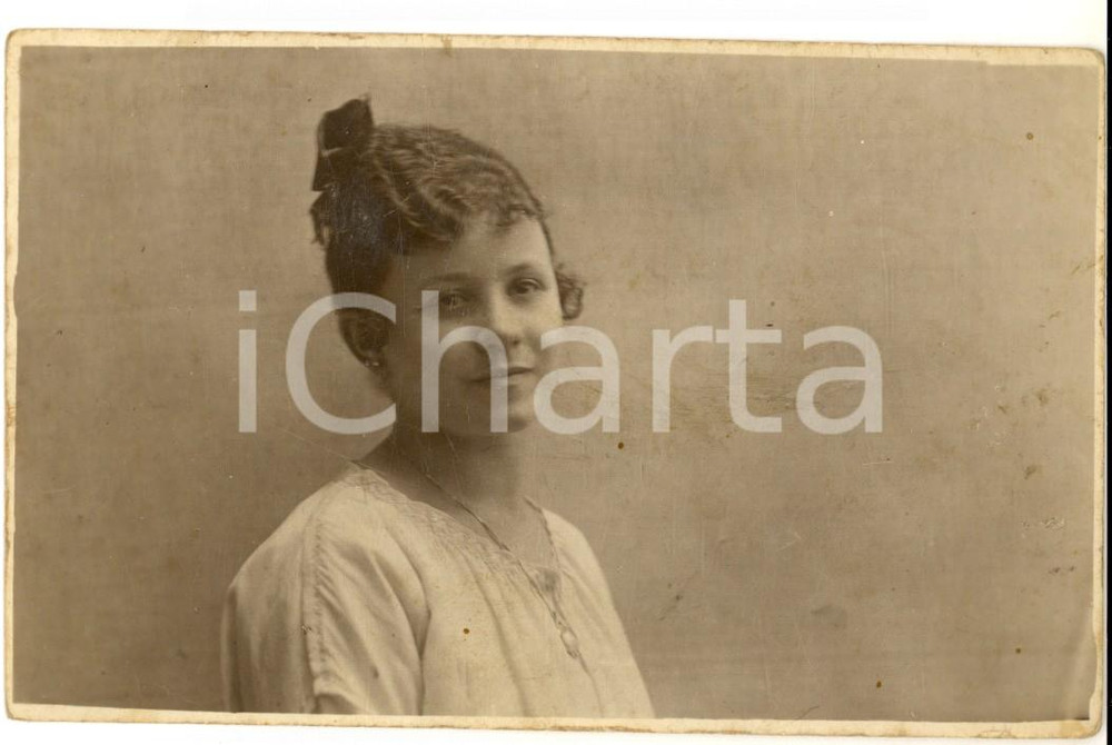 Fotografia d epoca originale 1920 ca Ritratto di fanciulla in camicetta bianca Foto cartolina VINTAGE 1