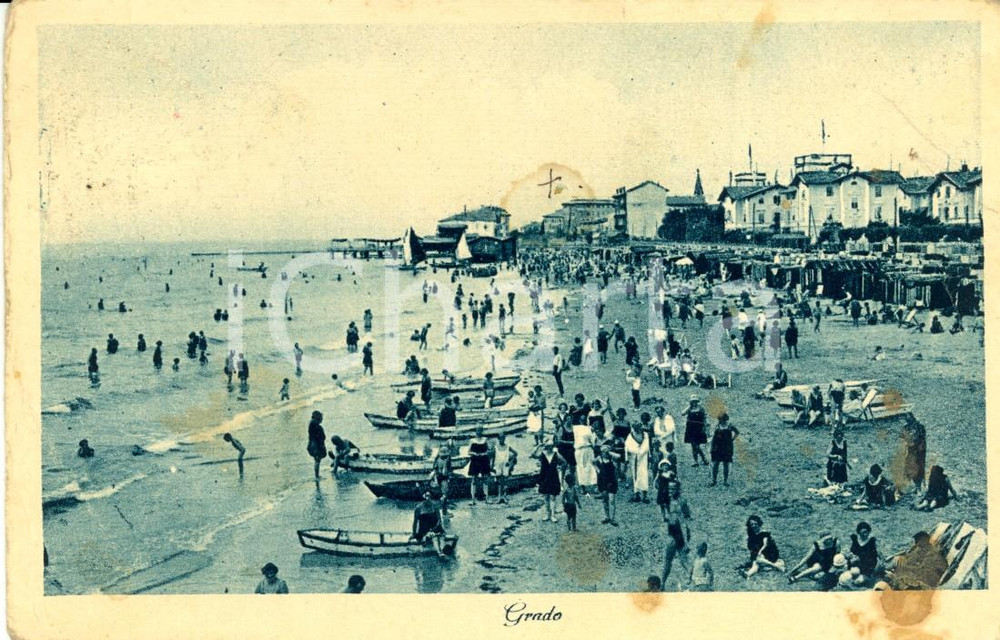 Cartolina originale da collezione 1938 GRADO (GO) Bagnanti con barche in secca sulla spiaggia *Cartolina FP VG 1