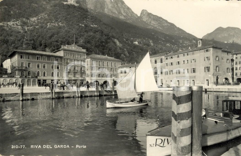 Cartolina originale da collezione 1953 RIVA DEL GARDA TN Barca a vela al porto con Hotel EUROPA Cartolina FP VG 1