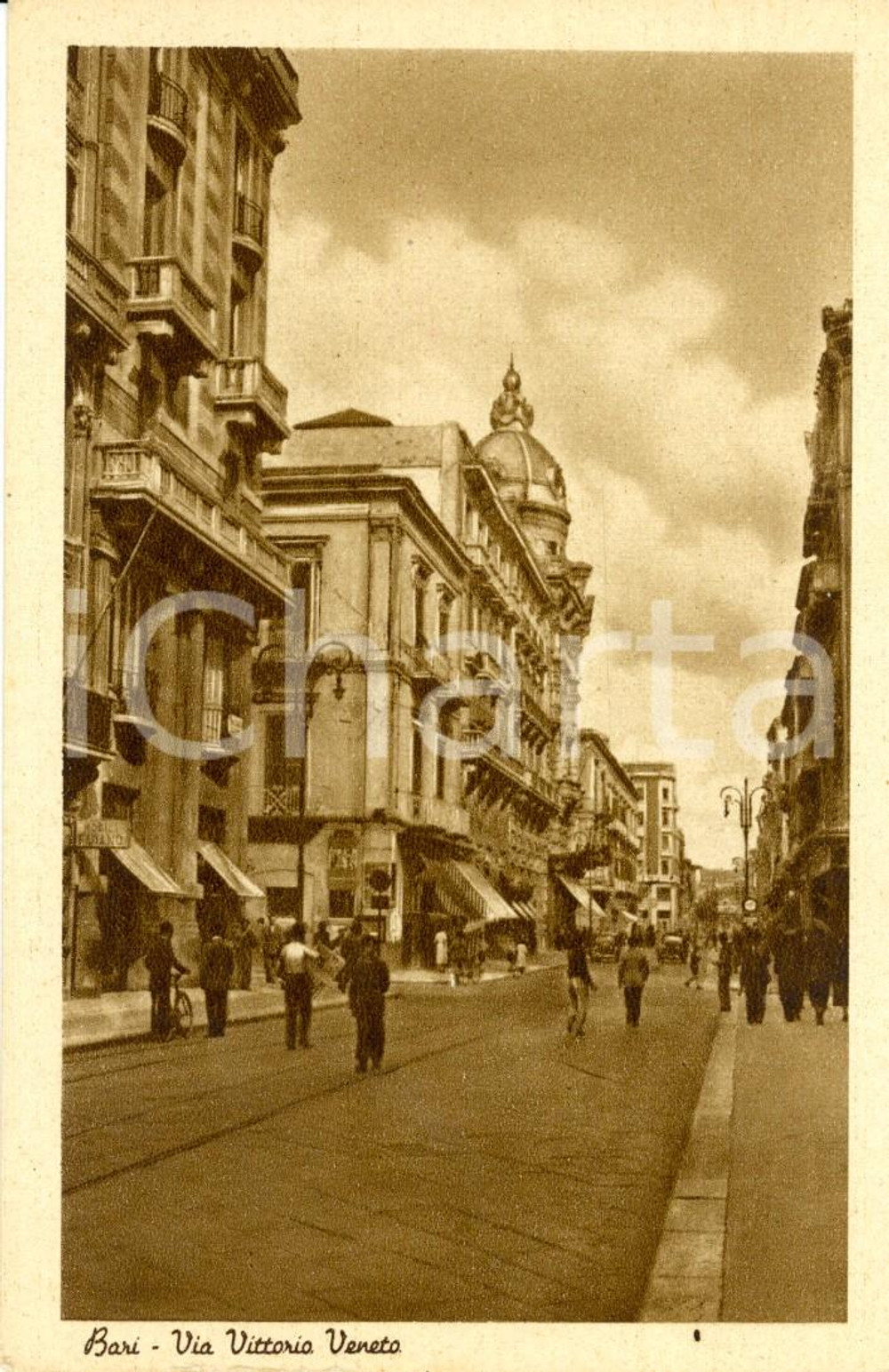 Cartolina originale da collezione 1940 ca BARI Veduta di Via VITTORIO VENETO con passanti *Cartolina FP NV 1