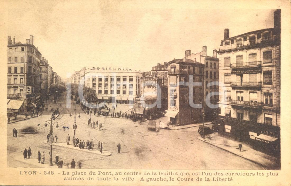 Cartolina originale da collezione 1930 ca LYON F Place du PONT et magasins PRISUNIC Cartolina ANIMATA FP NV 1