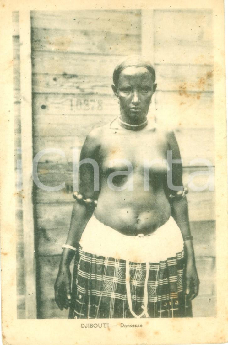 Cartolina originale da collezione 1930 ca DJIBOUTI AFRICA ORIENTALE Danzatrice a seno nudo Cartolina FP NV 1