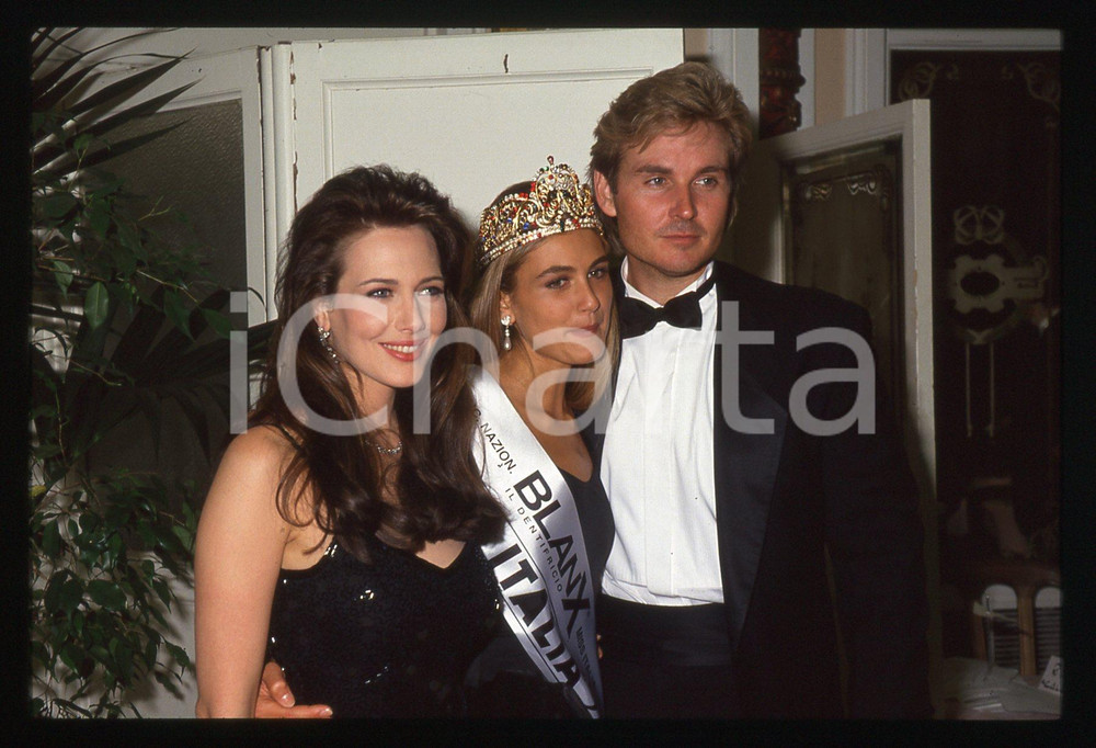 35mm vintage slide* 1993 MISS ITALIA Arianna DAVID Hunter TYLO Jeff TRACHTA (1)  Diapositiva d'epoca, in formato 35 mm.Nella diapositiva compaiono Arianna David, Hunter Tylo e Jeff Trachta, in occasione della cinquantaquattresima edizione del concorso "Miss Italia", svoltasi a Salsomaggiore Terme (PR).CONDIZIONI: GOOD  Tutti i diritti riservati.E' severamente vietata la riproduzione. ICharta mette in vendita, sul negozio eBay e in esclusiva sul sito "icharta" il proprio archivio composto da numerose diapositive e negativi fotografici d'epoca, tutti originali e autentici, che attraversano la storia del costume italiano tra gli la fine degli anni Sessanta e Novanta.Si tratta di uno sguardo inedito sull'attualit&agrave;, la politica, la vita quotidiana, il gossip e la cultura, che fotografa il cambiamento della nazione in quest'ultimo scorcio del XX secolo. Un'occasione unica per il mercato del collezionismo, che vede finalmente disponibile un archivio eccezionale per vastit&agrave;, tematiche e condizioni, in un settore (il negativo fotografico e la diapositiva) di assoluta novit&agrave; e dalle interessanti prospettive di investimento.  originale e autentica 1