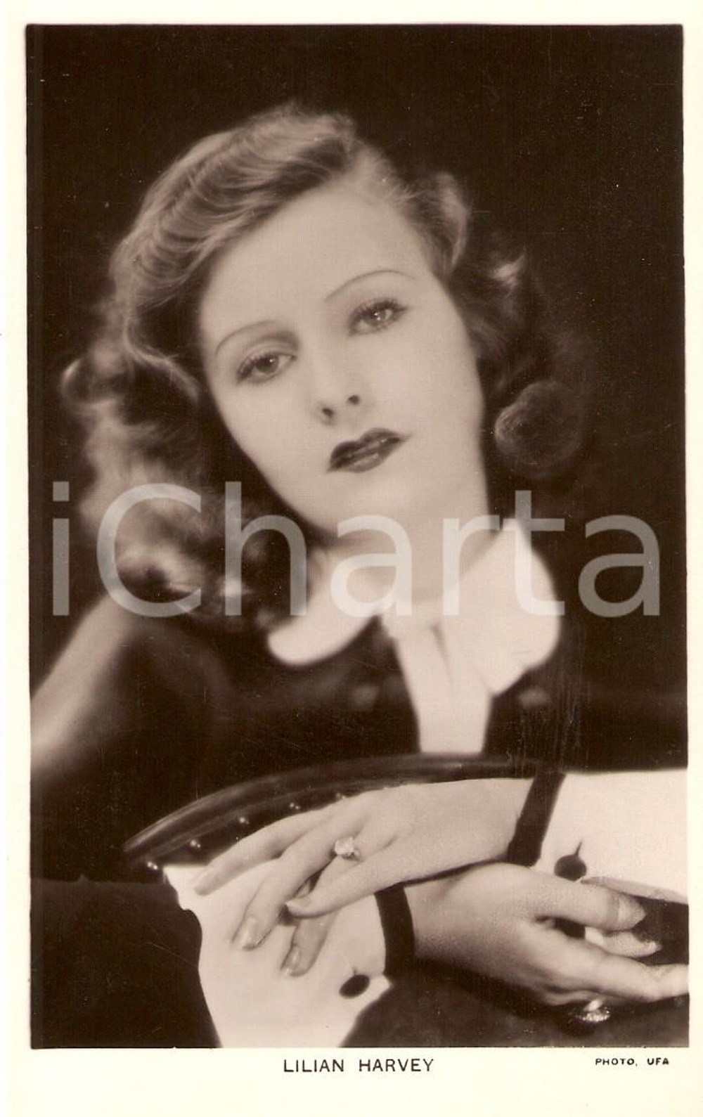 Cartolina originale da collezione 1930 ca CINEMA Actress Lilian HARVEY Portrait with rings *Cartolina FP NV 1