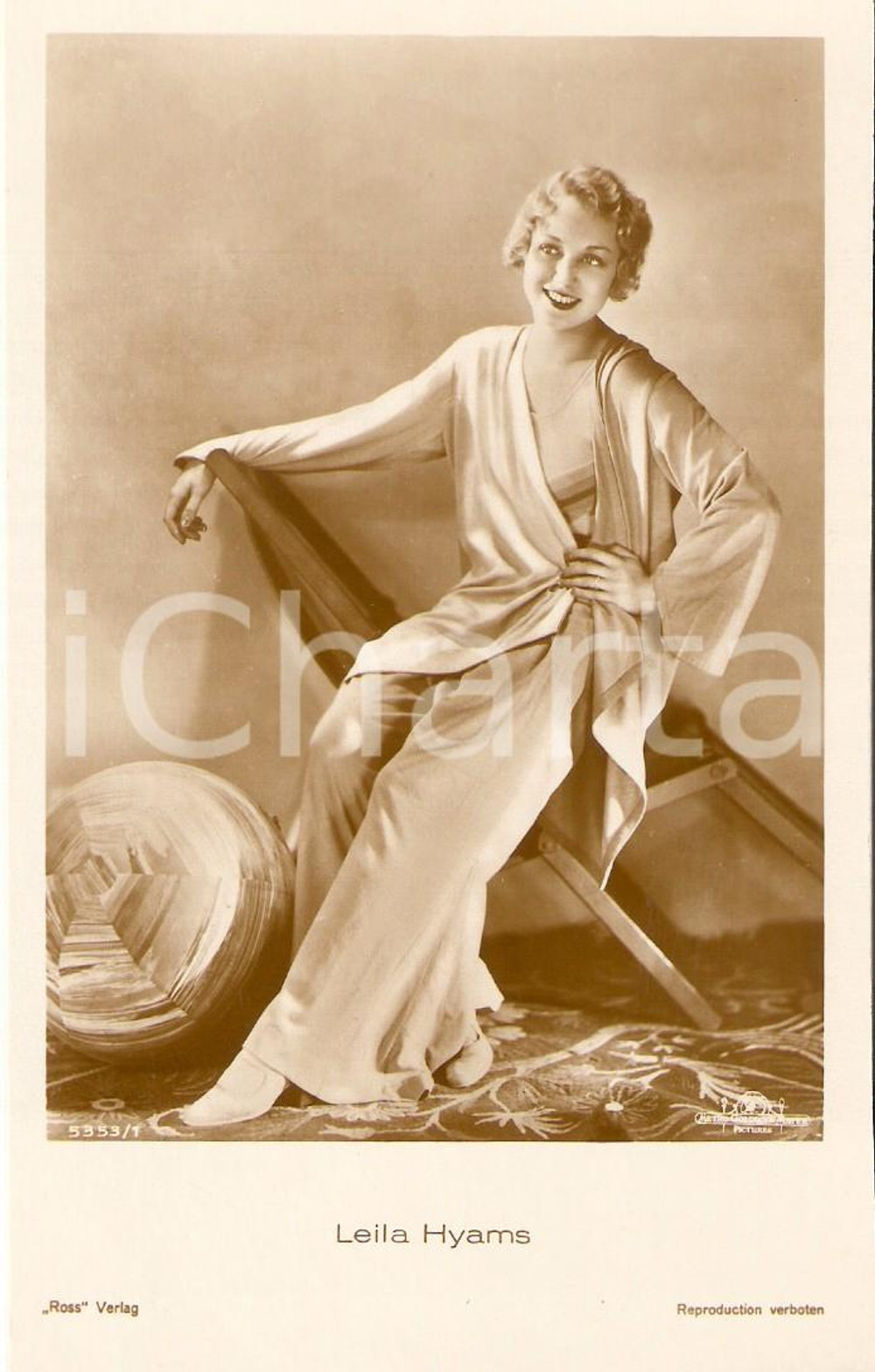 Cartolina originale da collezione 1930 ca CINEMA Leila HYAMS Ritratto con sdraio e palla da spiaggia *Cartolina FP 1