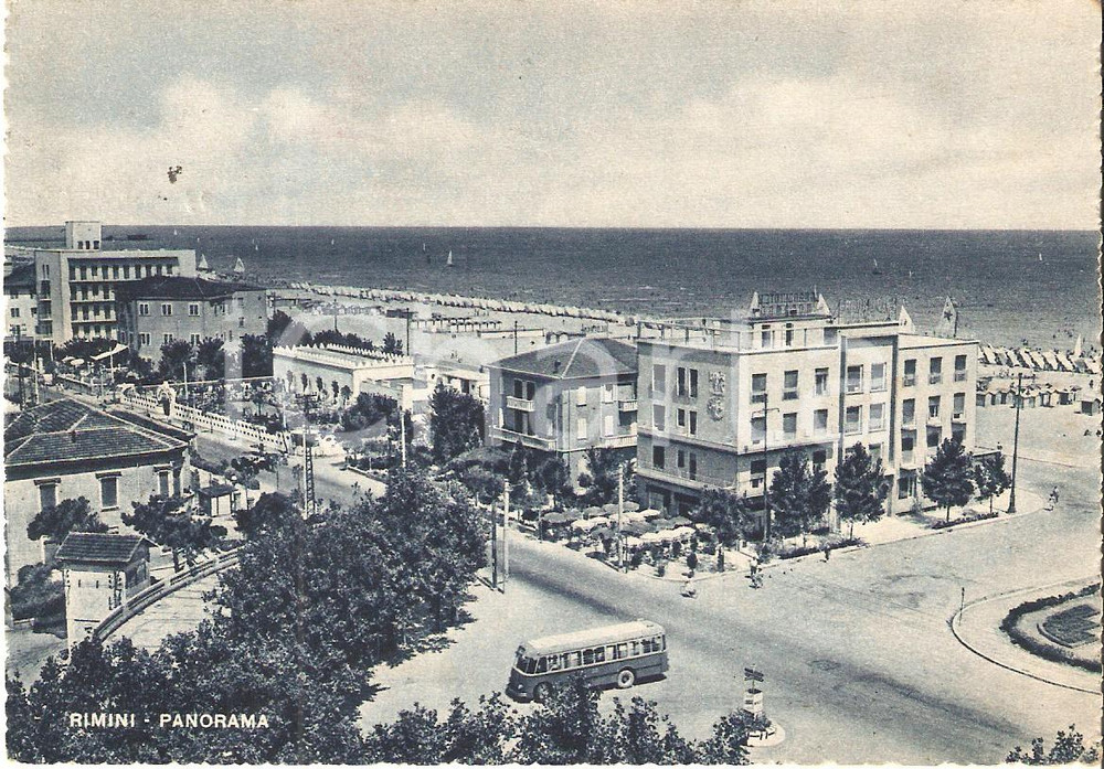 Cartolina originale da collezione 1951 RIMINI Panorama con torpedone e stabilimenti balneari Cartolina FG VG 1