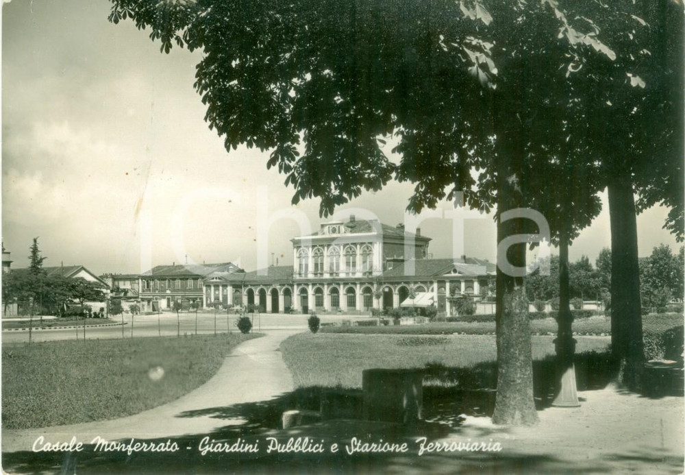 Cartolina originale da collezione 1953 CASALE MONFERRATO Giardini pubblici e stazione ferroviaria Cartolina FG VG 1