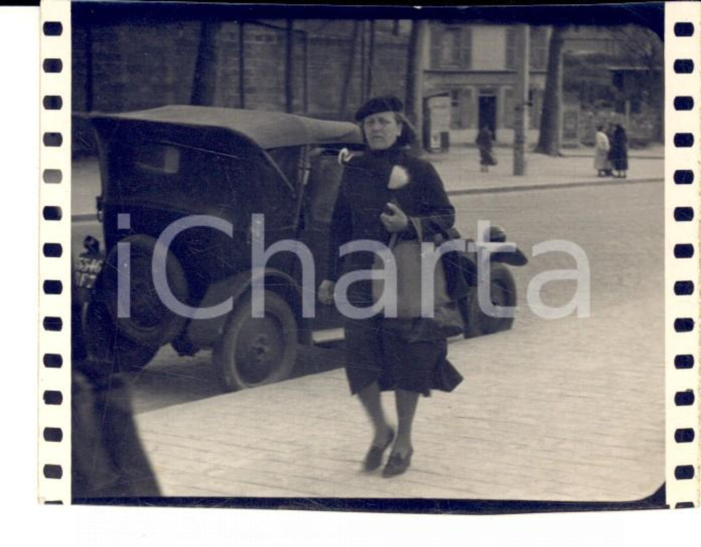 Fotografia d epoca originale 1930 ca FRANCIA Donna a passeggio lungo la via  Automobile d epoca Foto 8x6 1