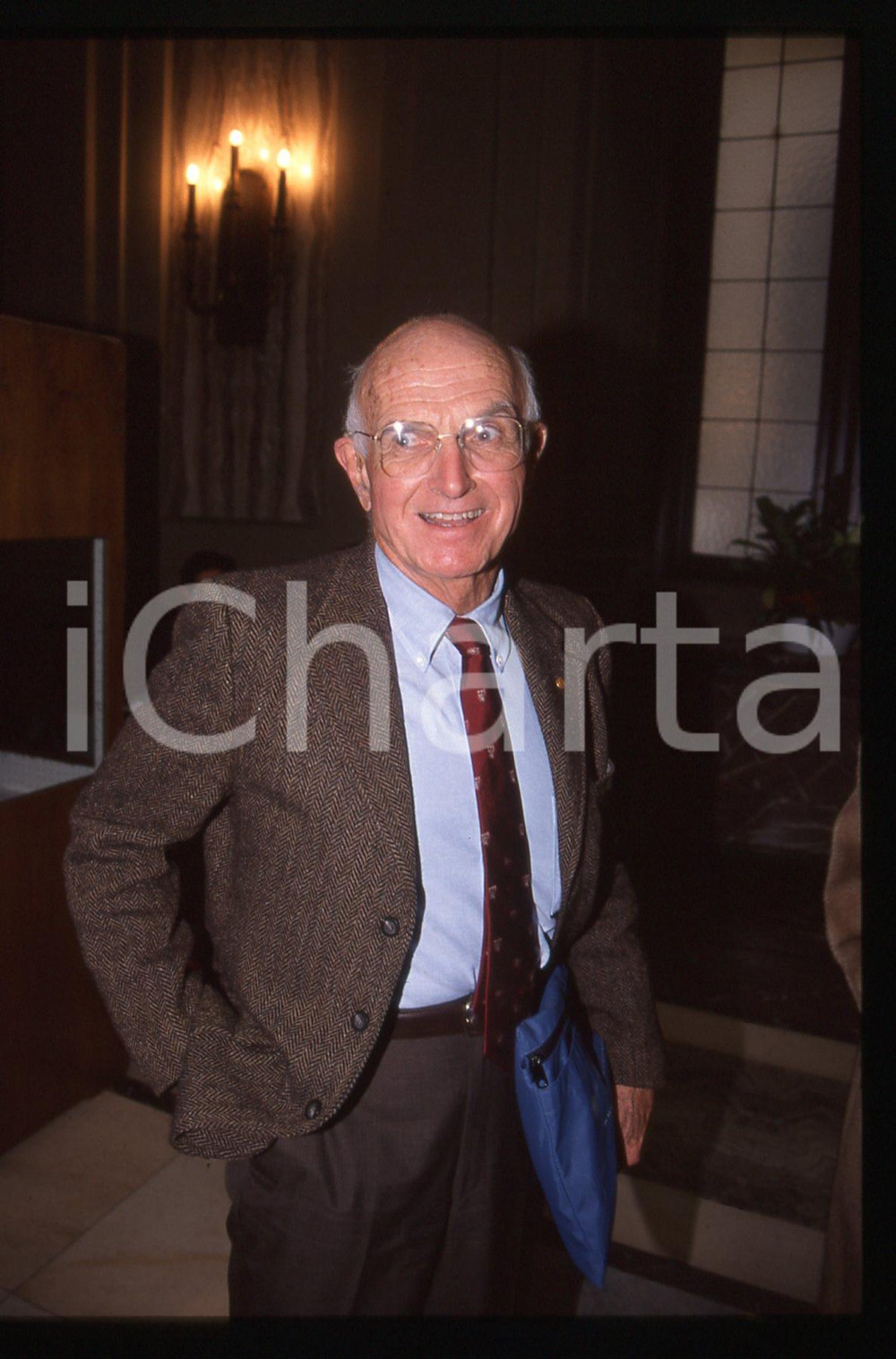 35mm vintage slide* 1997 MILANO Joseph MURRAY al convegno "DIECI NOBEL" (2)  Diapositiva d'epoca, in formato 35 mm.La diapositiva illustra Joseph Murray presente al convegno "Dieci Nobel per il Futuro", svoltosi nel dicembre 1997 a Milano, presso il Centro congressi Fondazione Cariplo. CONDIZIONI: GOOD  Tutti i diritti riservati.E' severamente vietata la riproduzione. ICharta mette in vendita, sul negozio eBay e in esclusiva sul sito "icharta" il proprio archivio composto da numerose diapositive e negativi fotografici d'epoca, tutti originali e autentici, che attraversano la storia del costume italiano tra gli la fine degli anni Sessanta e Novanta.Si tratta di uno sguardo inedito sull'attualit&agrave;, la politica, la vita quotidiana, il gossip e la cultura, che fotografa il cambiamento della nazione in quest'ultimo scorcio del XX secolo. Un'occasione unica per il mercato del collezionismo, che vede finalmente disponibile un archivio eccezionale per vastit&agrave;, tematiche e condizioni, in un settore (il negativo fotografico e la diapositiva) di assoluta novit&agrave; e dalle interessanti prospettive di investimento.  originale e autentica 1