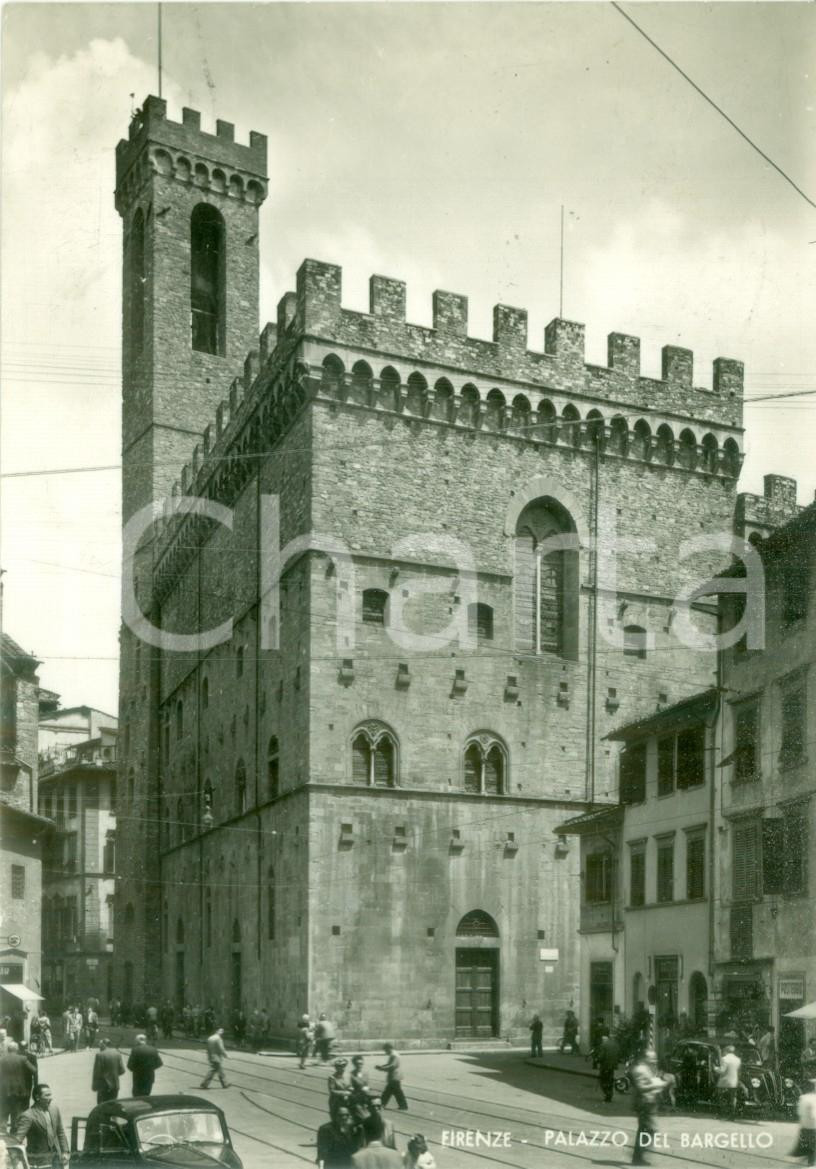 Cartolina originale da collezione 1961 FIRENZE Passanti al Palazzo del BARGELLO Cartolina FG VG 1