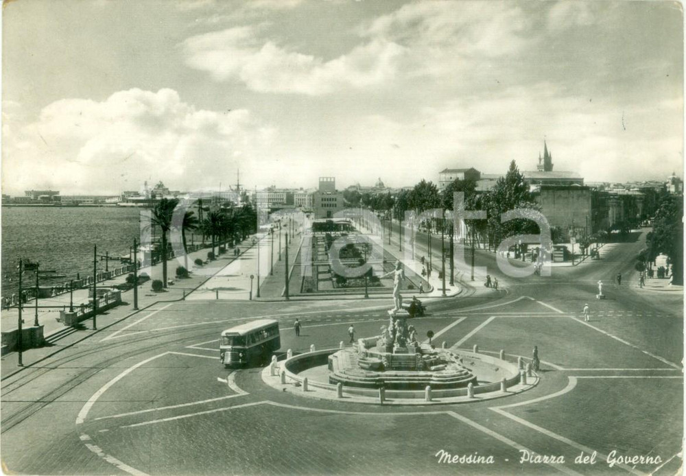 Cartolina originale da collezione 1954 MESSINA Autocorriera in Piazza del Governo Cartolina DANNEGGIATA FG VG 1