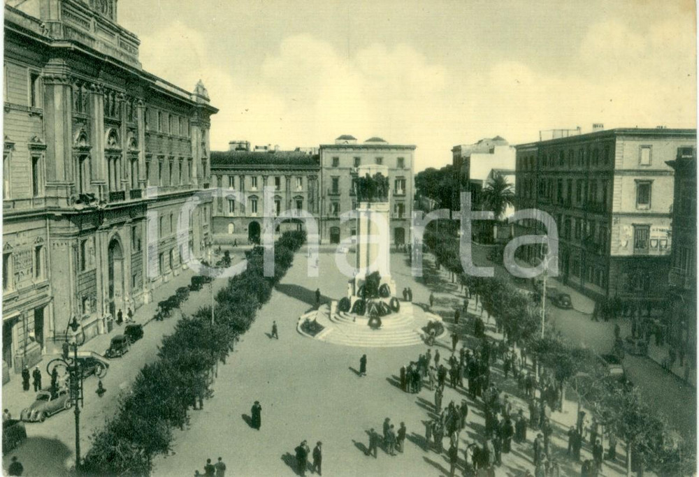 Cartolina originale da collezione 1954 TARANTO Piazza della Vittoria e Monumento ai Caduti Cartolina FG VG 1