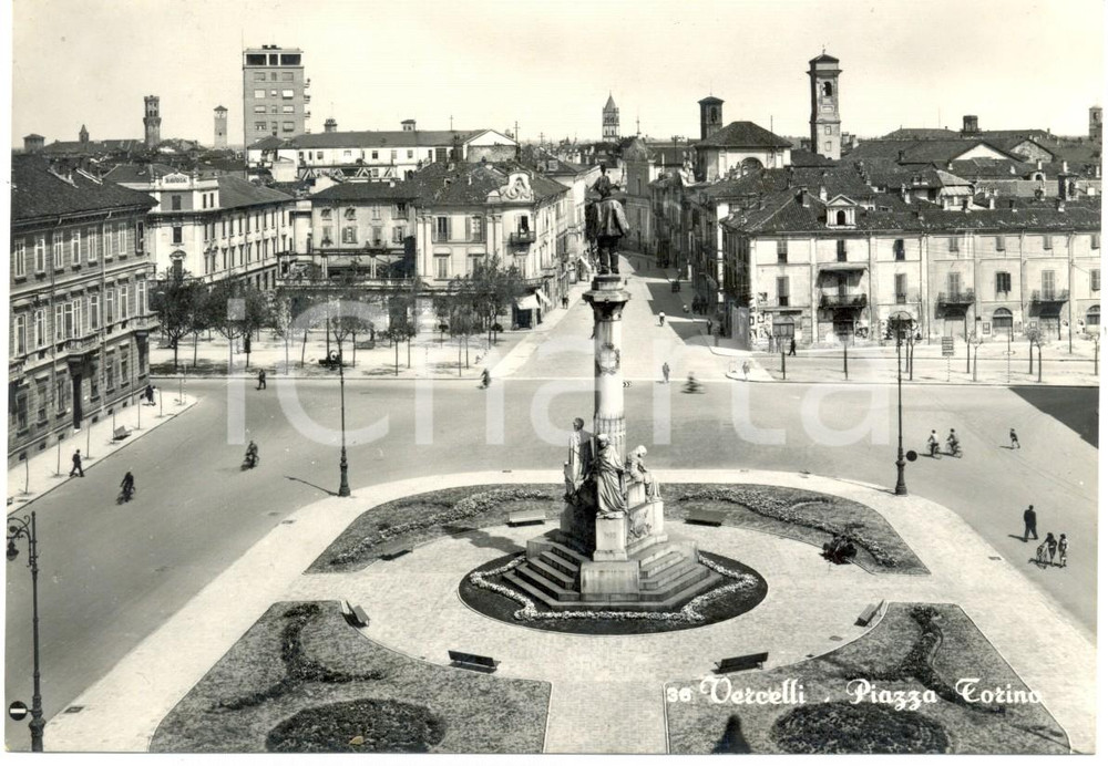 Cartolina originale da collezione 1951 VERCELLI Monumento a VITTORIO EMANUELE II in piazza TORINO ANIMATA FG VG 1