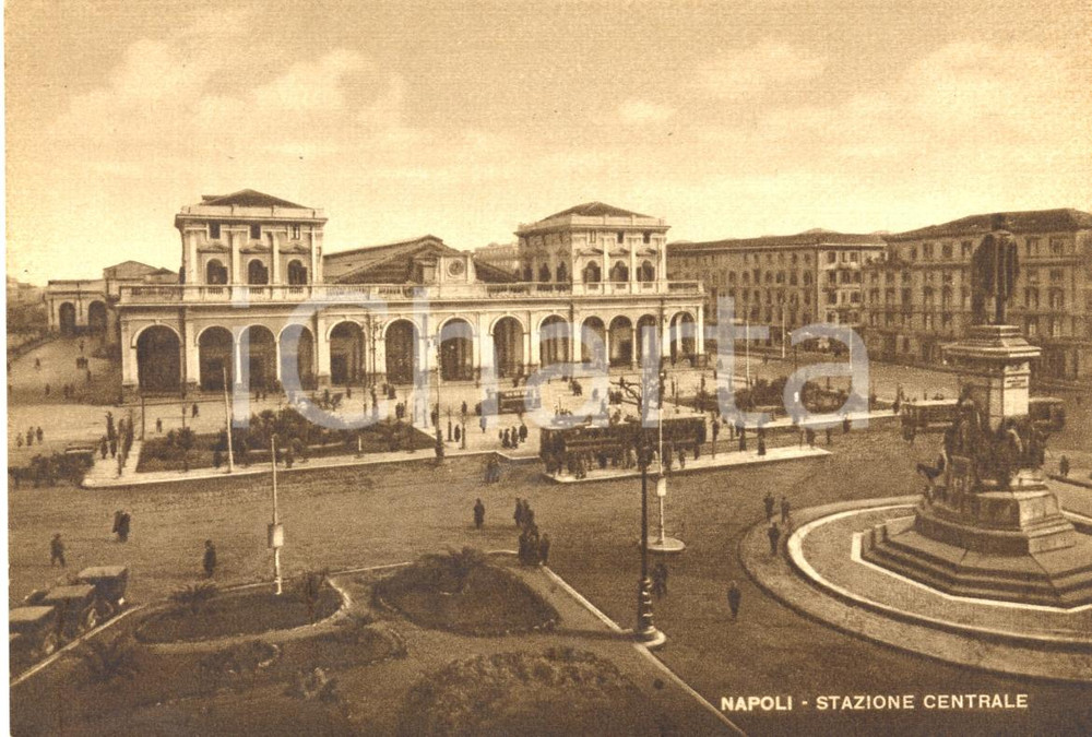 Cartolina originale da collezione 1940 ca NAPOLI Monumento GARIBALDI davanti Stazione CENTRALE ANIMATA FG NV 1
