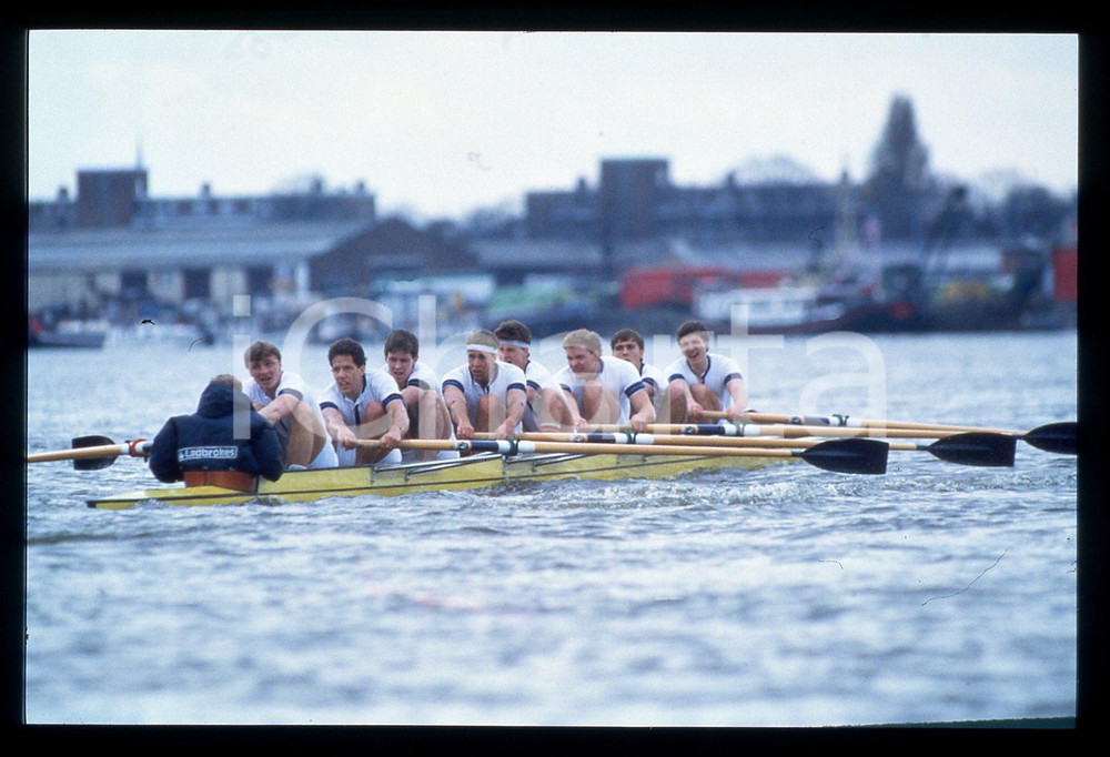 35mm vintage slide* 1985 LONDON THE BOAT RACE - OXFORD University Crew (4)  Diapositiva d'epoca, in formato 35 mm.CONDIZIONI: GOODTutti i diritti riservatiE' severamente vietata la riproduzione. ICharta mette in vendita, sul negozio eBay e in esclusiva sul sito "icharta" il proprio archivio composto da numerose diapositive e negativi fotografici d'epoca, tutti originali e autentici, che attraversano la storia del costume italiano tra gli la fine degli anni Sessanta e Novanta.Si tratta di uno sguardo inedito sull'attualit&agrave;, la politica, la vita quotidiana, il gossip e la cultura, che fotografa il cambiamento della nazione in quest'ultimo scorcio del XX secolo. Un'occasione unica per il mercato del collezionismo, che vede finalmente disponibile un archivio eccezionale per vastit&agrave;, tematiche e condizioni, in un settore (il negativo fotografico e la diapositiva) di assoluta novit&agrave; e dalle interessanti prospettive di investimento.  originale e autentica 1