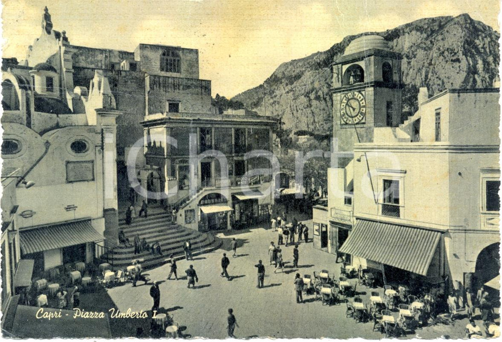 Cartolina originale da collezione 1956 CAPRI (NA) Panoramica di piazza UMBERTO I *ANIMATA FG VG DANNEGGIATA 1