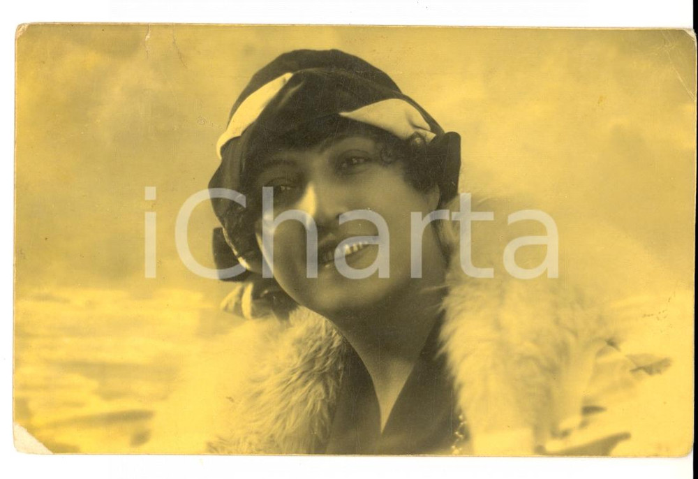 Fotografia d'epoca originale 1920 NAPOLI Giovane donna in pelliccia e cappellino bicolore *Foto JACOVINO 1