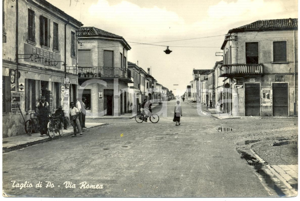 Cartolina originale da collezione 1955 ca TAGLIO DI PO RO Albergo CENTRALE via ROMEA ANIMATA Insegna MARTINI 1