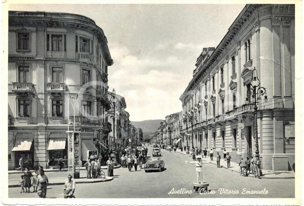 Cartolina originale da collezione 1955 ca AVELLINO Vigile dirige traffico in corso VITTORIO EMANUELE *DANNEGGIATA 1