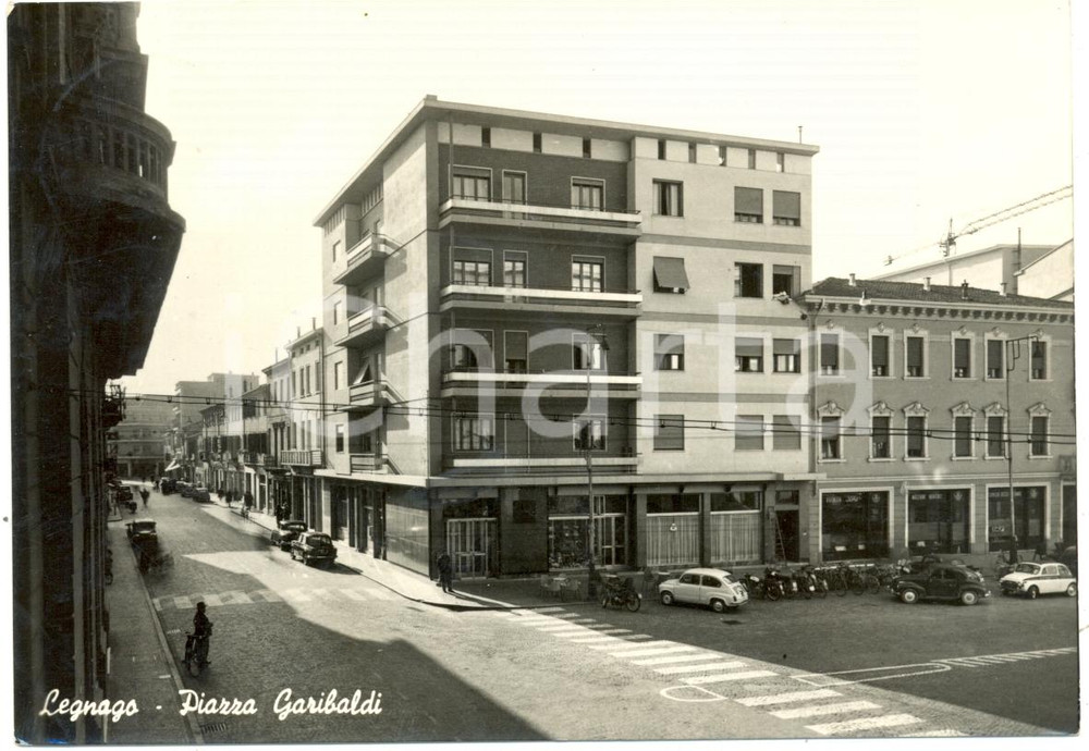 Cartolina originale da collezione 1961 LEGNAGO VR Scorcio di piazza GARIBALDI con automobili Cartolina FG VG 1
