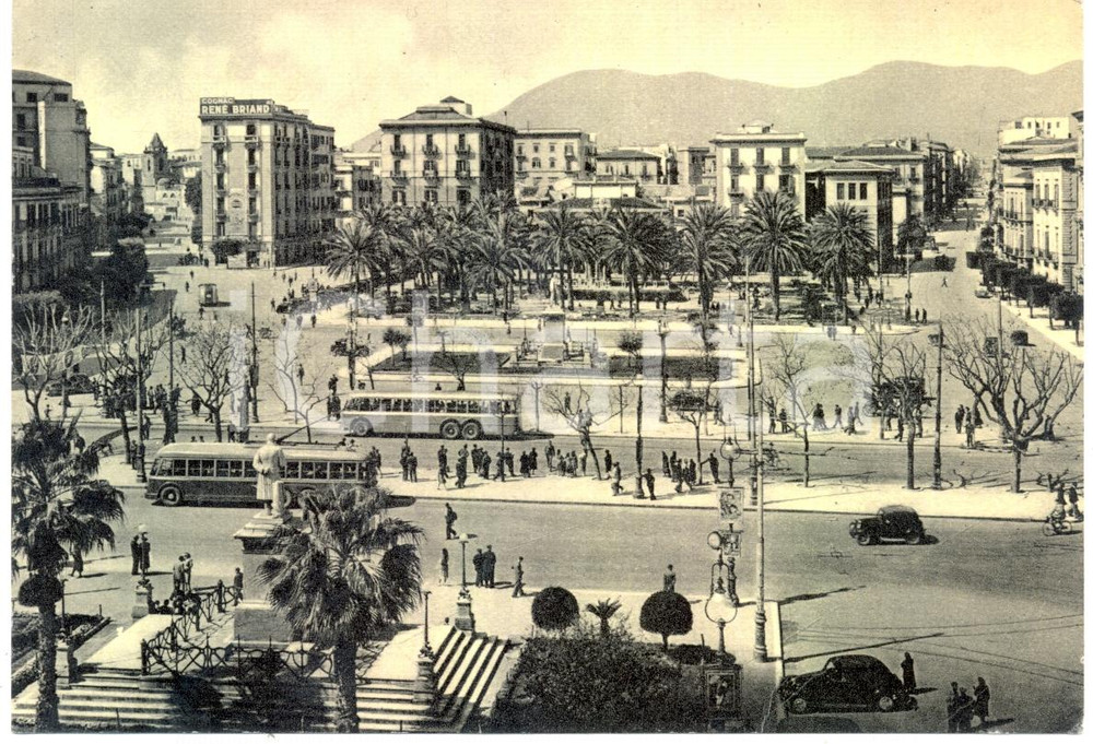 Cartolina originale da collezione 1952 PALERMO Torpedoni Automobili Piazza CASTELNUOVO ANIMATA Cognac Rene BRIAND 1