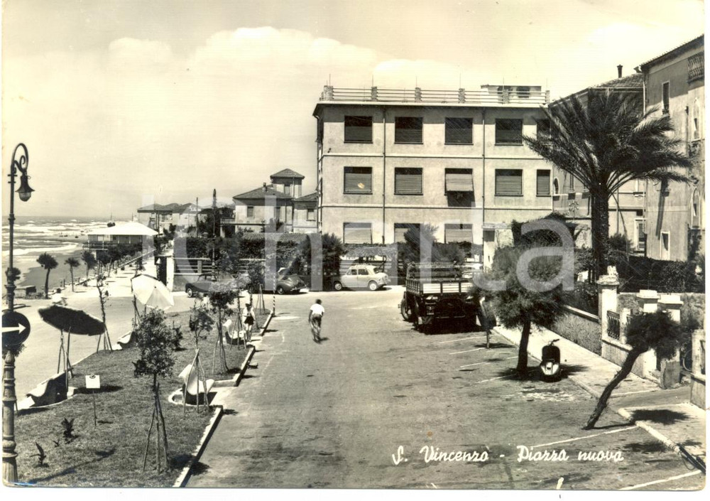 Cartolina originale da collezione 1958 SAN VINCENZO (LI) Piazza NUOVA e tratto di Lungomare *Cartolina ANIMATA 1